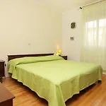 Apartments By The Sea Trogir - 9667 Apartman *